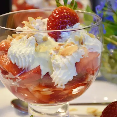 Vanilleeis mit Erdbeeren