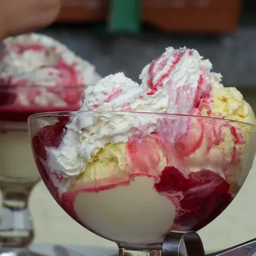 Vanilleeis mit heißen Himbeeren