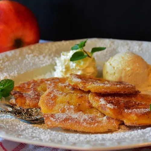 Warme Apfelküchle mit Vanilleeis